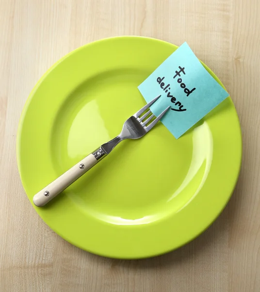 Note paper with message attached to fork, on plate — Stock Photo, Image