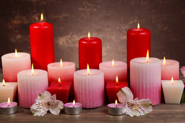 Hermosas velas con flores —  Fotos de Stock