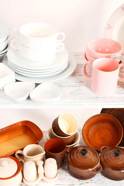 Vaisselle différente sur étagère — Photo