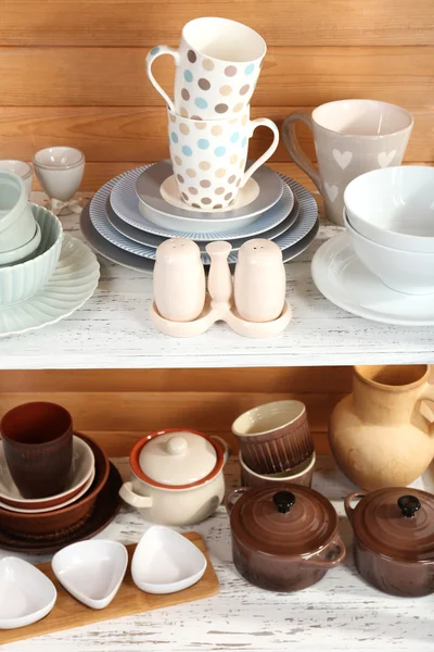 Різні посуд на полиці — стокове фото