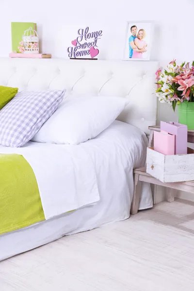 Comfortabel zacht bed in kamer — Stockfoto