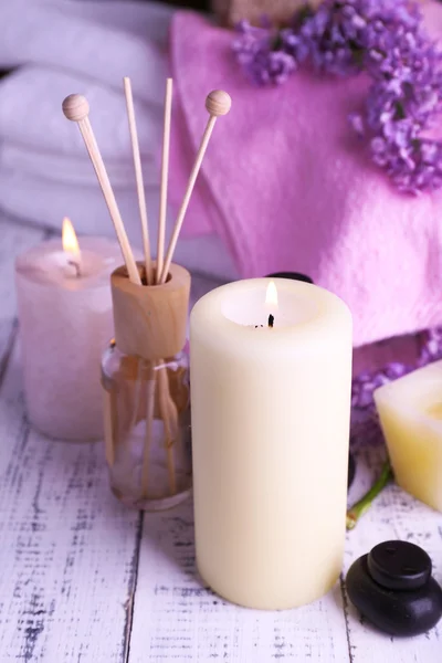 Composição com tratamento de spa, toalhas e flores lilás — Fotografia de Stock