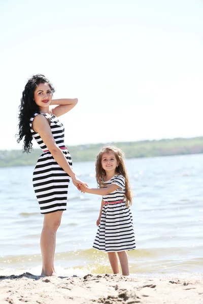 mutlu anne ve kızı sahilde