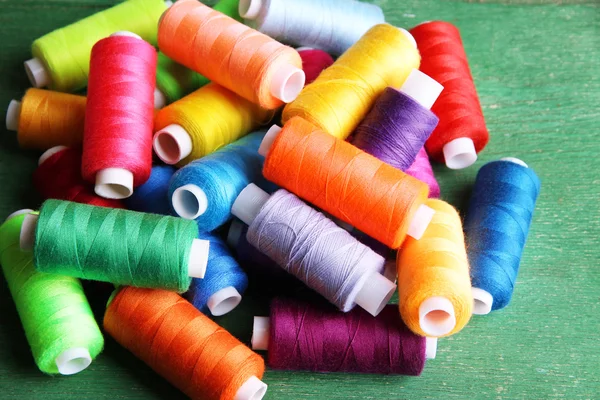 Fios de costura multicoloridos — Fotografia de Stock