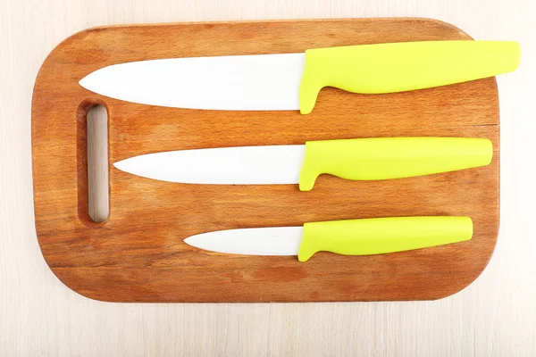 Cuchillos de cocina y tabla de cortar —  Fotos de Stock