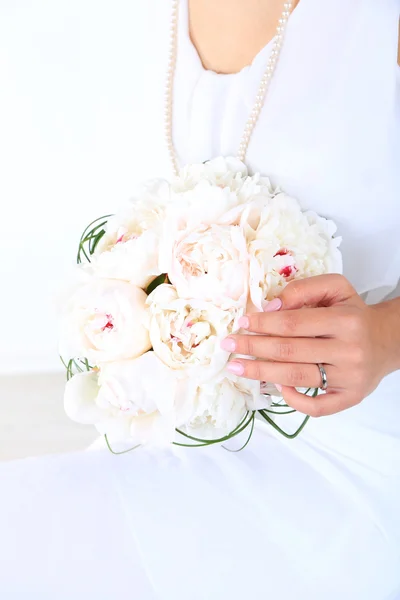 Noiva segurando buquê de casamento — Fotografia de Stock