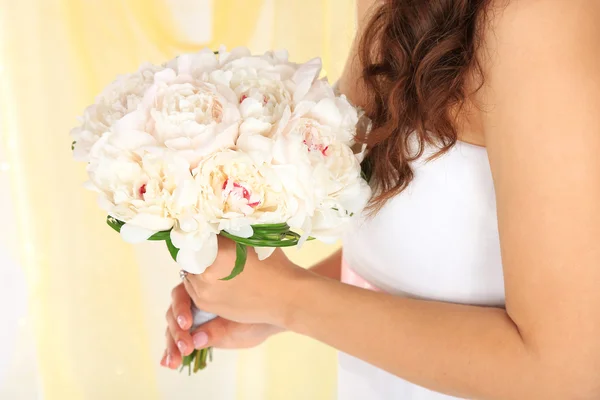 Mariée tenant bouquet de mariage — Photo