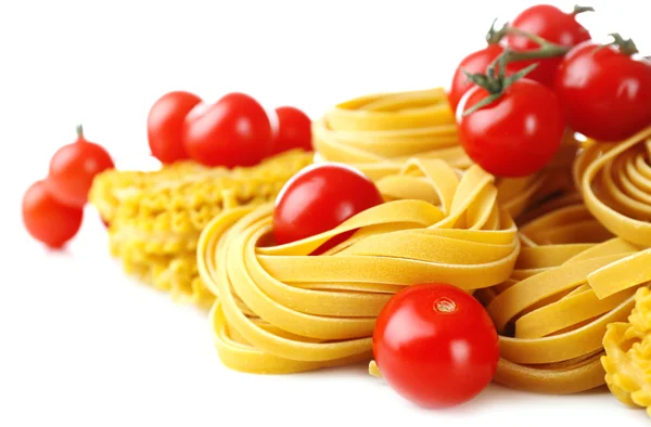 Raw homemade pasta and tomatoes — Stock Photo, Image