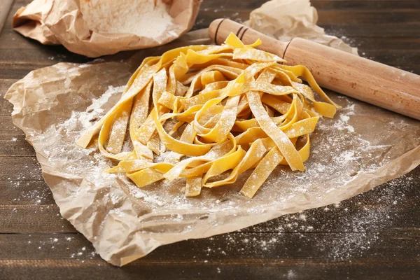 Pasta casera cruda e ingredientes para pasta — Foto de Stock