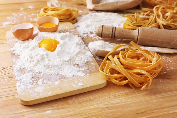 Pasta casera cruda e ingredientes para pasta — Foto de Stock