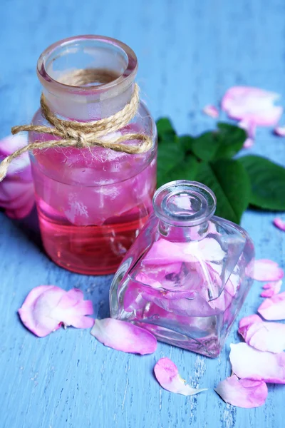 Olio di rosa in bottiglia — Foto Stock