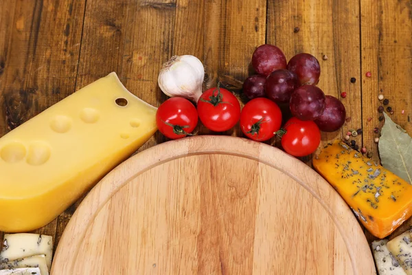 Queso con tabla vacía — Foto de Stock