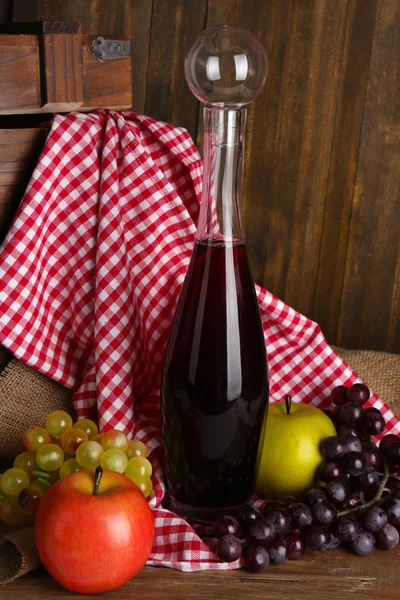 Красивый натюрморт с бутылкой вина — стоковое фото
