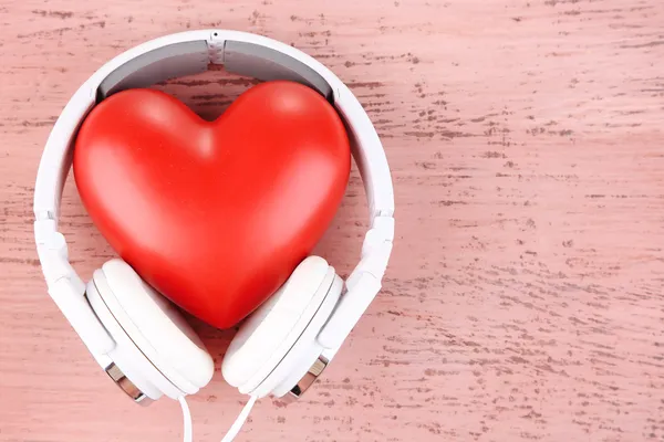 Auriculares y corazón — Foto de Stock