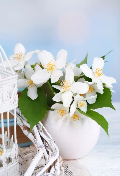 Hermosa composición de primavera con flores de jazmín — Foto de Stock