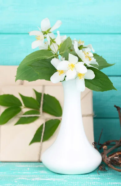 Bella composizione primaverile con fiori di gelsomino — Foto Stock