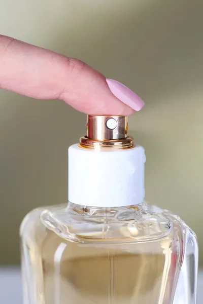 Пляшка парфумів в руці — стокове фото