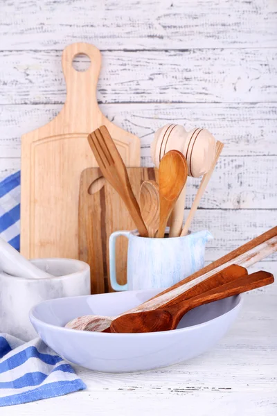 Cubiertos de madera, mortero, cuenco y tabla de cortar —  Fotos de Stock