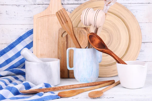 Holzbesteck, Mörser, Schüssel und Schneidebrett — Stockfoto