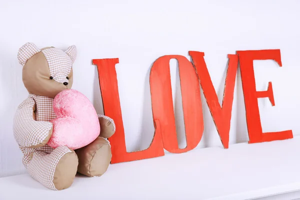 Letras decorativas formando palavra AMOR com ursinho de pelúcia — Fotografia de Stock