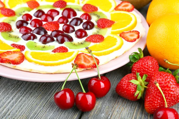 Homemade sweet pizza with fruits — Stock Photo, Image