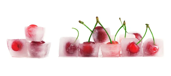 冰块里的樱桃 — 图库照片
