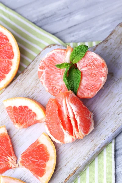 Pomelos maduros en tabla de cortar — Foto de Stock