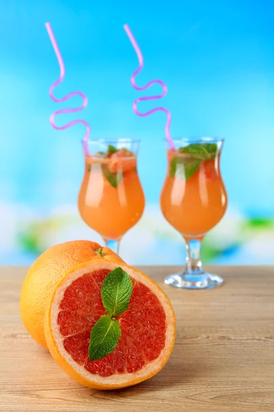 Грейпфрутовий коктейль з соломою — стокове фото