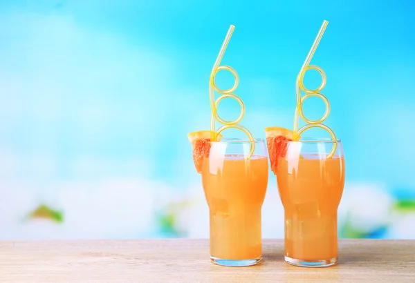 Грейпфрутовый коктейль с соломой — стоковое фото
