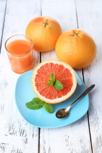 Metà pompelmo, bicchiere di succo fresco — Foto Stock