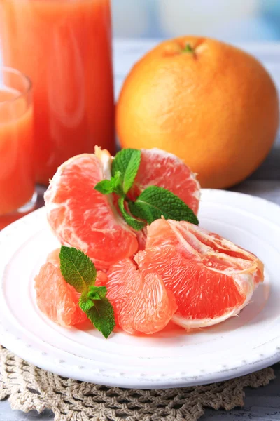 Reife geschälte Grapefruits auf Teller — Stockfoto