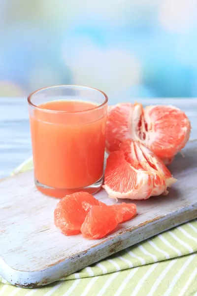 Reife Grapefruits und frischer Saft — Stockfoto
