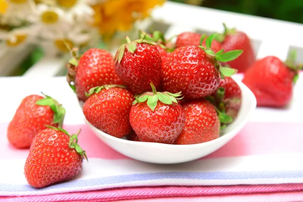 Fresas dulces maduras en tazón — Foto de Stock