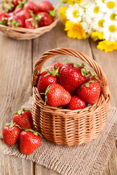 成熟的甜草莓在柳条编织的篮子 — 图库照片