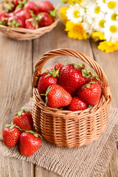 Fresas dulces maduras en canasta de mimbre —  Fotos de Stock