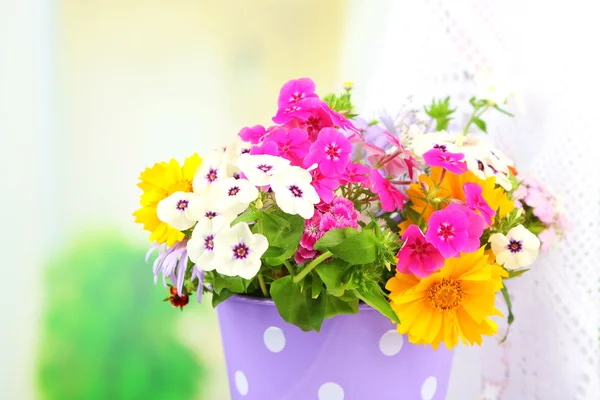 Flores en cubo decorativo —  Fotos de Stock