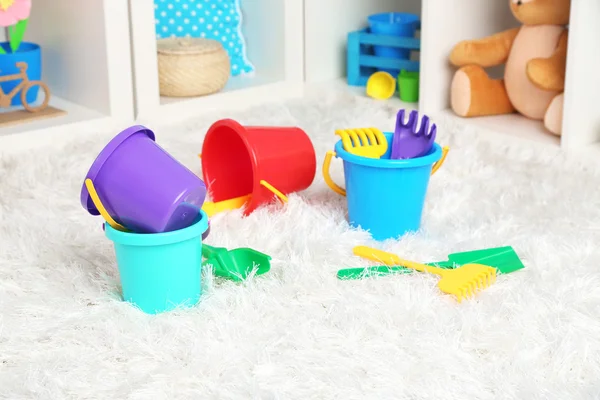 Giocattoli di plastica colorati nella stanza dei bambini — Foto Stock