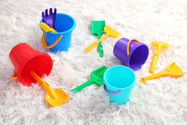 Brinquedos de plástico coloridos na sala de crianças — Fotografia de Stock