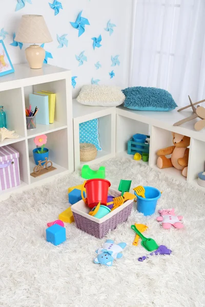 Juguetes coloridos en alfombra esponjosa en la habitación de los niños —  Fotos de Stock