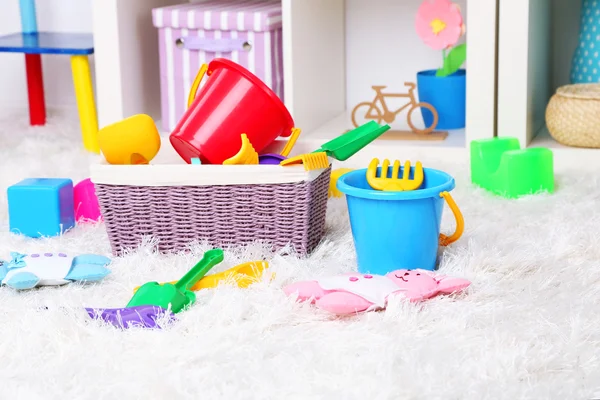 Juguetes coloridos en alfombra esponjosa en la habitación de los niños —  Fotos de Stock