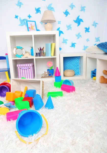 Juguetes coloridos en alfombra esponjosa en la habitación de los niños —  Fotos de Stock