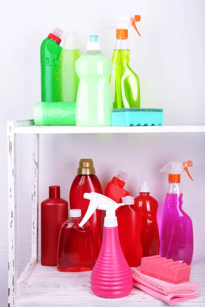 Prodotti per la pulizia sullo scaffale — Foto Stock