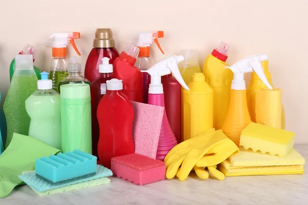 Productos de limpieza en estante —  Fotos de Stock