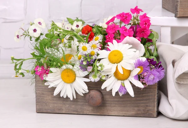 Vackra blommor i låda — Stockfoto