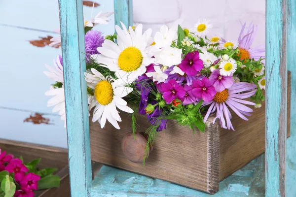 Hermosas flores en caja — Foto de Stock