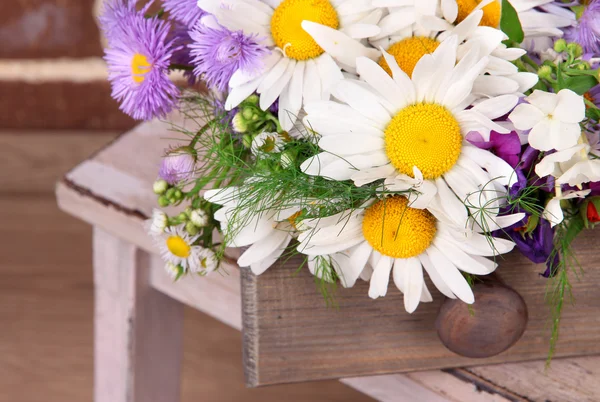 Hermosas flores en caja —  Fotos de Stock