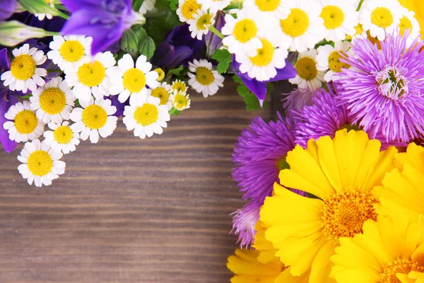 Hermosas flores en caja —  Fotos de Stock