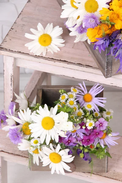 在板条箱在小梯子上美丽的鲜花 — 图库照片