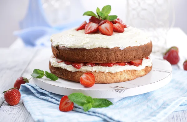Delicious biscuit cake with strawberries — Stock Photo, Image