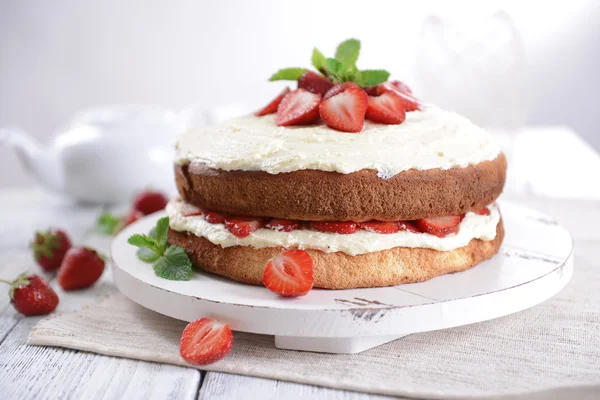 Heerlijke biscuit cake met aardbeien — Stockfoto